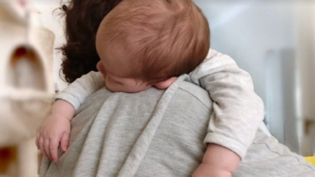 Un b&eacute;b&eacute; qui dort sur l'&eacute;paule de sa maman (Screenshoot Pixabay @mermyhh)