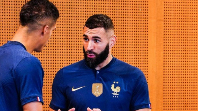 Karim Benzema en pleine discussion avec Rapha&euml;l Varane (capture Twitter Le10sport)