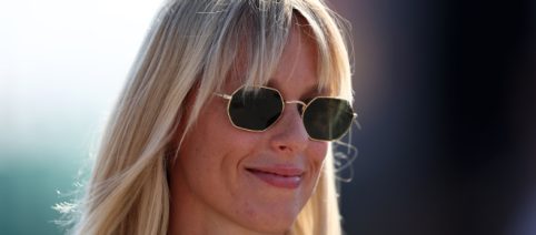 Moda e outfit, tendenze primavera 2023: i jeans flared di Federica Pellegrini e il trench