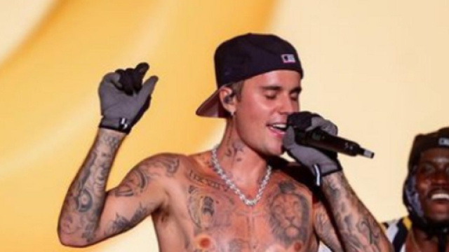 Justin Bieber chante sur sc&egrave;ne aux c&ocirc;t&eacute;s de ses danseurs (Screenshoot Instagram @justinbieber)