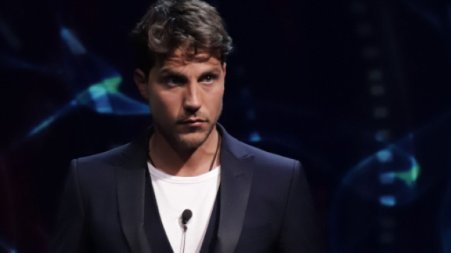 Grande Fratello Vip, Daniele assente in studio dopo la squalifica e sbotta: 'Mani legate'.