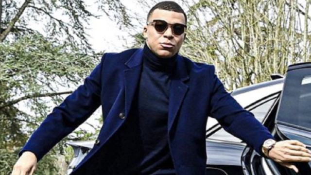 Kylian Mbapp&eacute; arrivant &agrave; Clairefontaine (capture Twitter @PSG_Report)