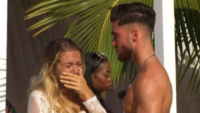 Giovanni fait croire &agrave; une fausse rupture avant un tournage et trompe Cassandra. (Cr&eacute;dit @TFX)