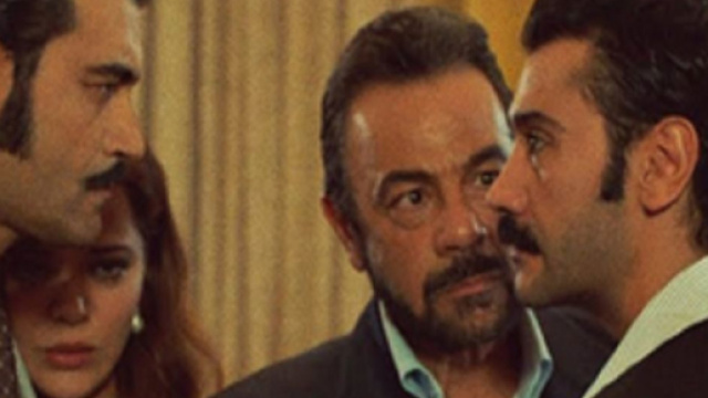 Terra amara, episodi 1-2/04: Akkaya punta la sua arma contro Demir.