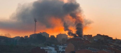 La columna de humo ha sido captada a varios metros del incendio (Twitter/escalivat)