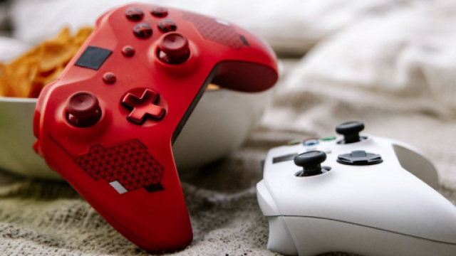 Des manettes de jeu Xbox, ROMAN&nbsp;ODINTSOV @Pexels.com