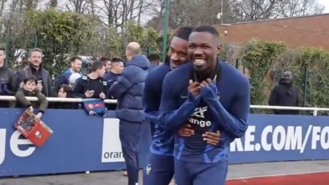 Les fr&egrave;res Thuram r&eacute;unis avec l'&eacute;quipe de France. (screenshot Twitter - @equipedefrance)