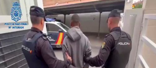 La Polic&iacute;a Nacional arrest&oacute; a los sospechosos en las inmediaciones de la estaci&oacute;n de Renfe en Alicante (Twitter/@policia)