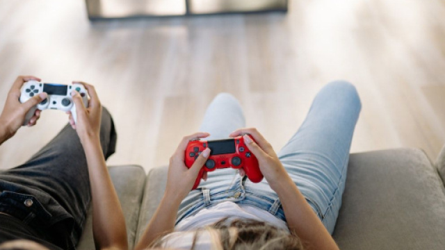 Deus personnes jouant &agrave; la Playstation, Yuan Krukau @pexel.comion,