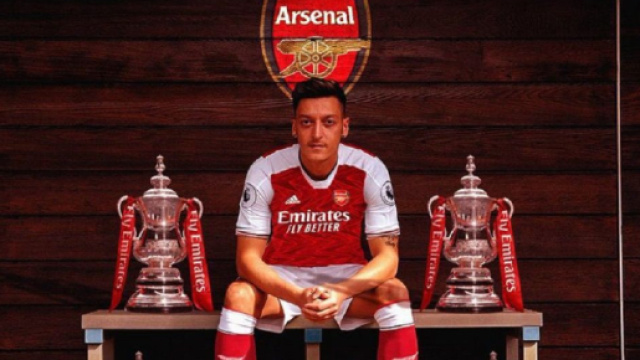 Mesut &Ouml;zil, qui a gagn&eacute; 4 Premier League, prend sa retraite &agrave; 34 ans (Screenshoot Twitter @_gyesi)