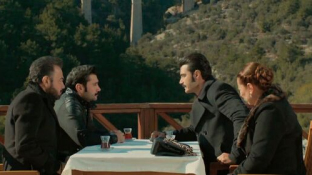 Terra amara, trame turche:Hunkar e Fekeli convincono i figli ad una pace armata.