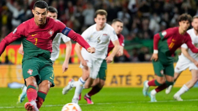 Avec un p&eacute;nalty et un coup franc, CR7 a soign&eacute; son 197&egrave;me match en s&eacute;lection. (screenshot twitter @Cristiano)