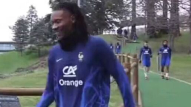 Les Bleus &agrave; l'entrainement (capture Twitter @El7blancoo)