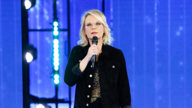 Serale Amici, retroscena puntata 25 marzo: Maria De Filippi svela perch&eacute; mangia le caramelle.