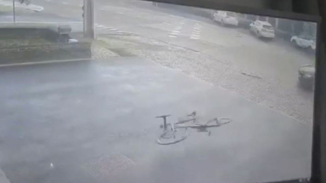 Ciclismo, l'incidente a Juan Sebastian Molano