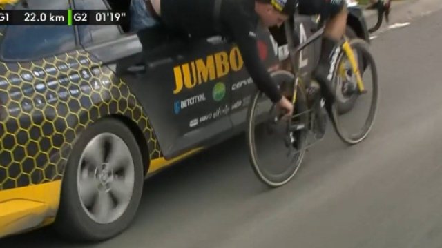 Ciclismo, Wout van Aert assistito dall'ammiraglia alla E3 Saxo Classic