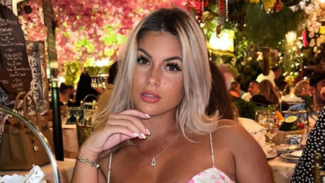 Carla Moreau irrespectueuse avec un Uber ? Elle se fait virer de la voiture et se retrouve sur l'autoroute. (Screenshots Instagram)