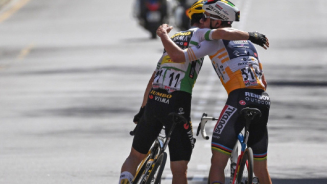 Ciclismo, i complimenti tra Roglic e Evenepoel al termine della Volta Catalunya.