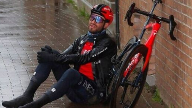 Ciclismo, Filippo Ganna dolorante per la caduta alla Gand-Wevelgem.