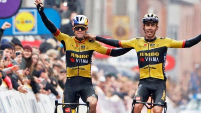Ciclismo, l'arrivo in parata di van Aert e Laporte alla Gand Wevelgem.