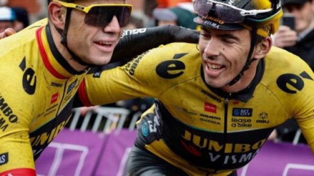 Ciclismo, Wout van Aert e Christophe Laporte all'arrivo della Gand-Wevelgem.