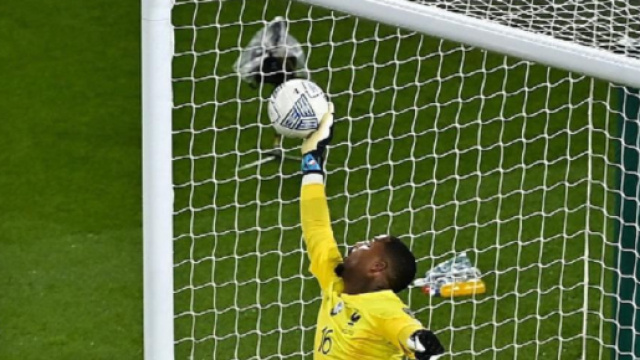 Une parade tr&egrave;s spectaculaire de Mike Maignan contre l'Irlande. Twitter @MoNews973