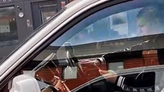 Erling Haaland au volant de sa Rolls-Royce (capture Twitter The Sun)