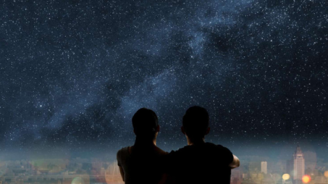 L'oroscopo di domani 5 aprile: 'vento in poppa' al Cancro e all'Ariete (1^ met&agrave;).