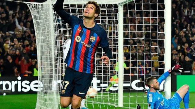 Les fans du Bar&ccedil;a f&eacute;licitent Alonso pour avoir brillamment couvert Christensen (Screenshot Twitter @Pizzero_100)