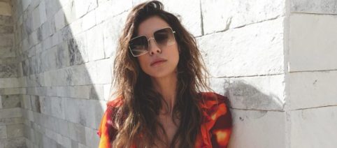 Moda e outfit primavera-estate 2023: il minidress di Elisabetta Canalis e i jeans a zampa