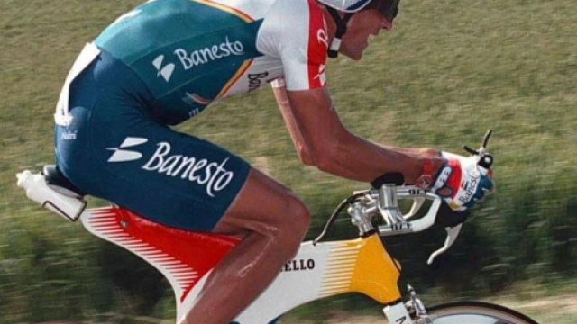 Ciclismo, Miguel Indurain sulla bici Espada prodotta da Pinarello.