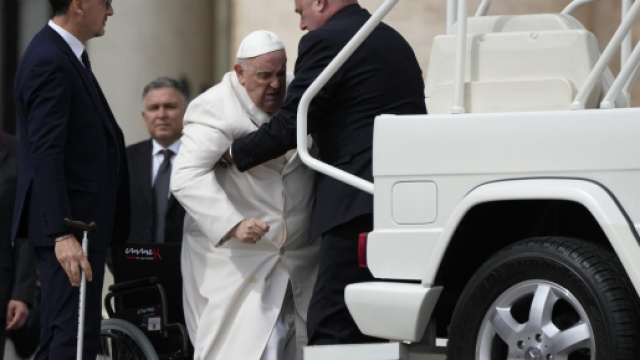 Problemi respiratori per papa Francesco: ricoverato al Gemelli.