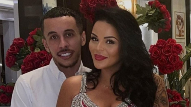 Sarah ne portait plus son alliance, des rumeurs de rupture avec Mehdi naissent. Source : screenshot Instagram @sarahfraisou.paris