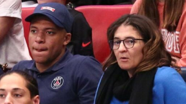 Kylian Mbapp&eacute; et sa maman, Fayza Lamari (capture Twitter sports.fr)
