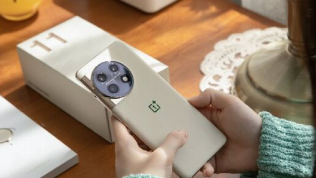 Le OnePlus 11 Jupiter Rock Edition embarque 3 appareils photo, &eacute;paul&eacute; par un capteurmultispectral (Screenshoot Twitter @sondesix)