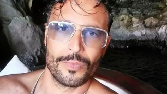Uomini e donne, Armando rivela di essere in pensione, i fan polemici: 'Buffone miracolato'.
