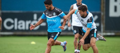 Su&aacute;rez enfrenta Kannemann em treino do Gr&ecirc;mio. (Lucas Uebel/Gr&ecirc;mio FBPA)