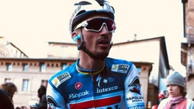 Ciclismo, Julian Alaphilippe all'arrivo della Strade Bianche