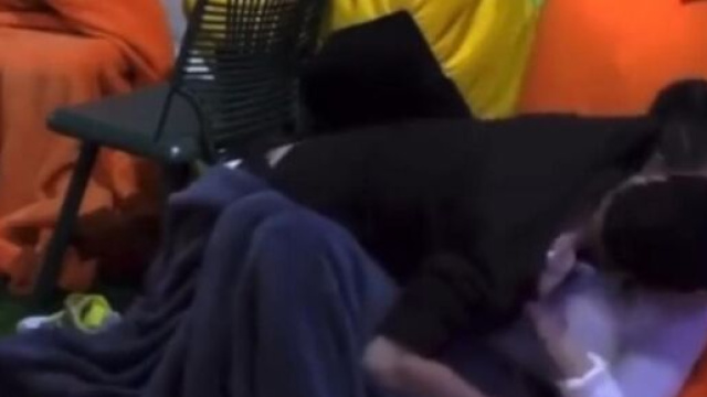 GF Vip, Edoardo strattona Antonella e lei sbotta.