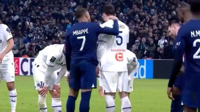 Mbapp&eacute; et Balerdi pendant OM-PSG. (screenshot Twitter - @HRivayrand)