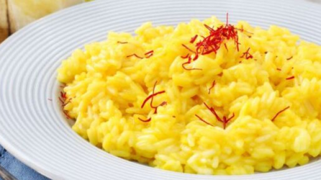 Una pietanza deliziosa dal colore giallo intenso