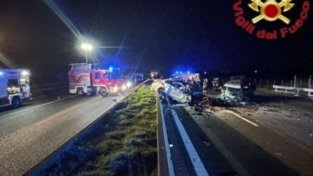 Doppio schianto sull'A1, coinvolte anche l'ambulanza e l'automedica.
