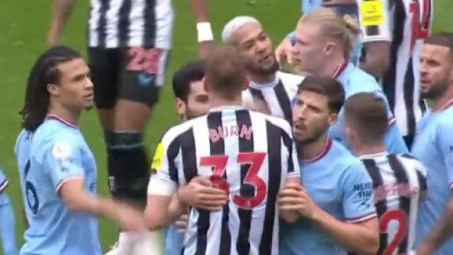 Haaland au coeur de s&eacute;quences insolites face &agrave; Newcastle. (screenshot Twitter - @HRivayrand)