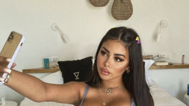 Maeva Ghennam harcel&eacute;e sur les r&eacute;seaux par les internautes en raison des r&eacute;v&eacute;lations d'Hilona Gos sur Julien Bert. Cr&eacute;dit photo @maevaa.ghennam