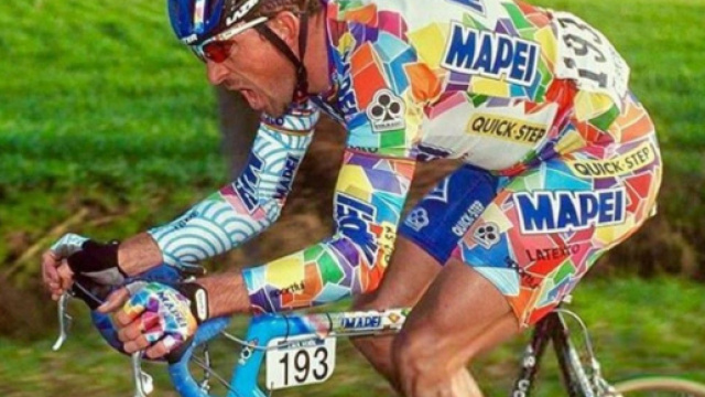 Ciclismo, Johan Museeuw in sella a una bicicletta Colnago.
