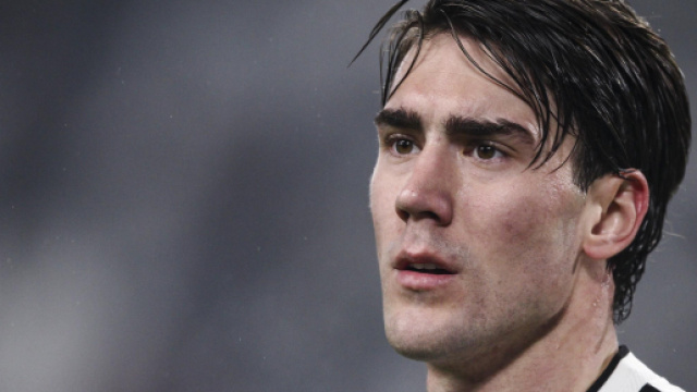 Juve, Vlahovic stecca con la Roma, alcuni tifosi sul web: 'Non ha toccato una palla'.