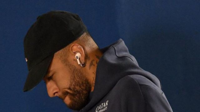 Neymar absent pour une dur&eacute;e de 3 &agrave; 4 mois.(Screenshots on Twitter @Neymar.Jr)