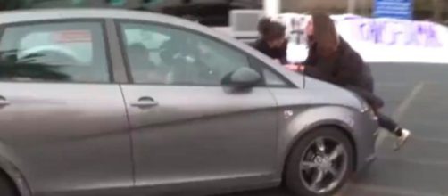 La conductora no fren&oacute; durante varios metros a pesar de que llevaba a las activistas en el cap&oacute; (Captura de pantalla de RRSS)