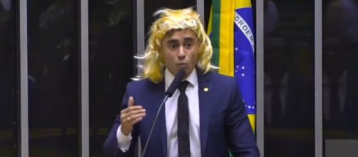 Nikolas Ferreira discursa na C&acirc;mara usando peruca (Reprodu&ccedil;&atilde;o/Ag&ecirc;ncia C&acirc;mara)