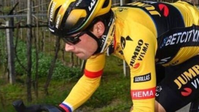 Ciclismo, Primož Roglič impegnato durante la Tirreno Adriatico.